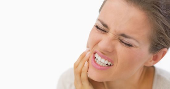 احذر.. أقراص تهدئة الحلق قد تسبب تآكل مينا الأسنان وتسوسها