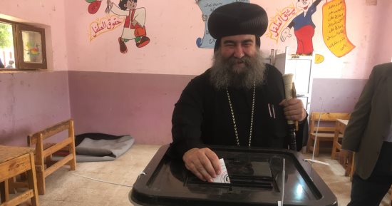 صور.. أسقف أسيوط يدلى بصوته فى الإنتخابات الرئاسية