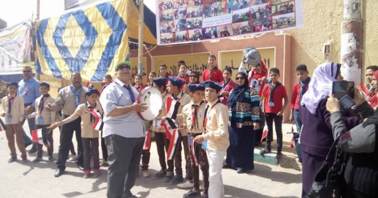 صور.. مئات الناخبين فى طوابير انتظار أمام لجان الاقتراع بالوادى الجديد