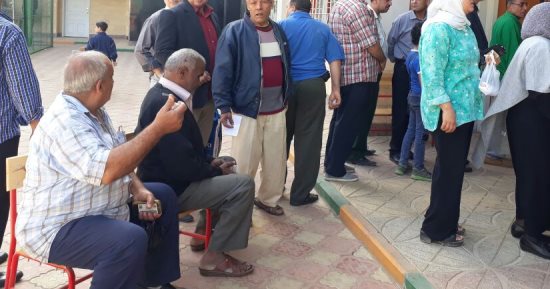 انتخب على كفوف الراحة.. توفير مقاعد أمام اللجان لكبار السن بمنطقة الوكالة