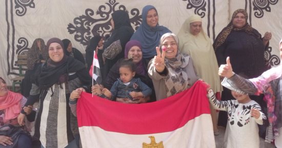 ستاتك يا بلدنا.. أمهات يحرصن على اصطحاب أطفالهن للجان: بنعرفهم يعنى إيه مصر