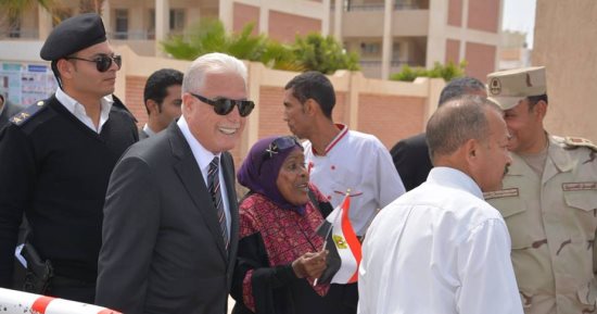 صور .. محافظ جنوب سيناء يدلى بصوتة فى مدرسة جيل أكتوبر الإعداية بشرم الشيخ
