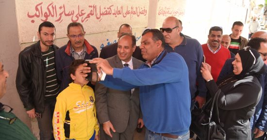 صور.. محافظ الإسكندرية يتفقد اللجنة الانتخابية بمقر حى الجمرك