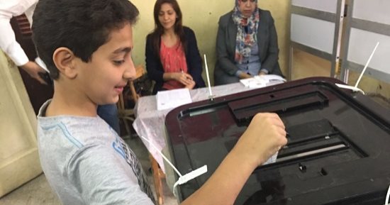 شيخ الطرق الصوفية يصحب نجله للجنة الانتخاب.. ويؤكد: علموا أولادكم حب الوطن