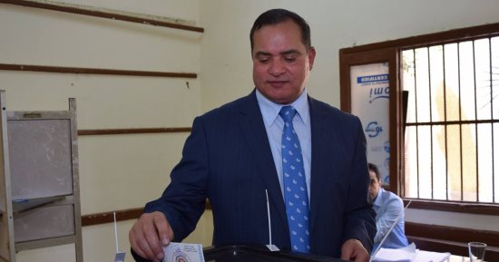 فيديو وصور .. رئيس جامعة سوهاج يدلى بصوته فى الانتخابات الرئاسية 