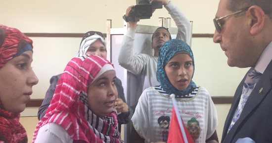 فيديو.. فتاة كفيفة تدلى بصوتها فى الانتخابات الرئاسية بسوهاج