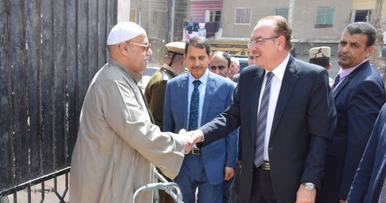 صور .. محافظ بنى سويف يشيد بإقبال الشباب على لجان الانتخابات الرئاسية
