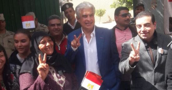 وائل الإبراشى يدلى بصوته فى إحدى لجان مصر القديمة     