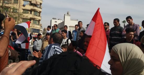 صور.. ناخبون يغنون ويرقصون فى ميدان التحرير بعد التصويت بالانتخابات