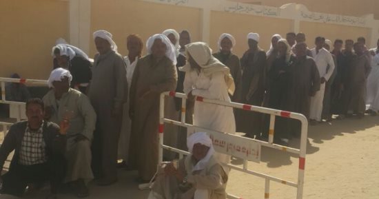 صور.. أبناء قبيلة الدواغرة بشمال سيناء يحتشدون أمام اللجان الانتخابية