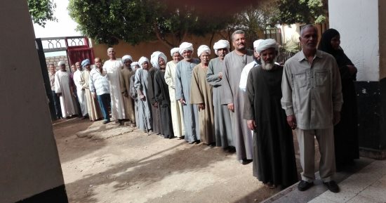 صور.. الناخبون يصطفون طوابير امام لجان الانتخابات بمركزى ادفو وكوم امبو 