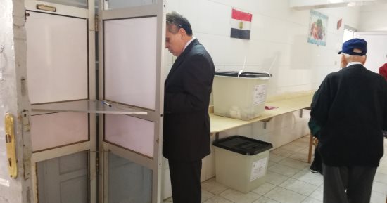 صور.. جابر نصار يدلى بصوته فى مدرسة النور للمكفوفين