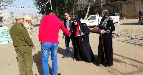 صور.. الحاجة سبيلة المتبرعة بثروتها لتحيا مصر تصوت فى الانتخابات بالدقهلية