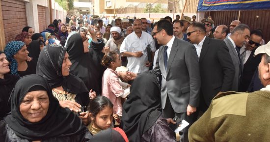 صور .. محافظ أسيوط يتفقد اللجان الانتخابية 