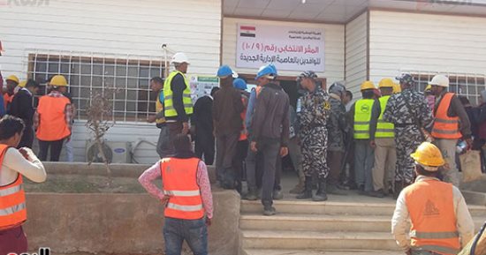 عمال العاصمة الإدارية الجديدة يحولون الانتخابات لمظاهرة فى حب مصر.. صور