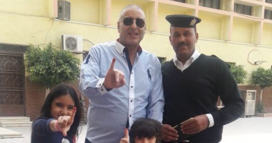 عزمى مجاهد يدلى بصوته فى انتخابات الرئاسة بصحبة أحفاده.. صور