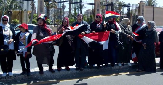 عشرات السيدات يرفعن علم مصر أمام المقار الانتخابية فى بورسعيد