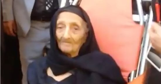فيديو.. الجدة حكيمة 101 عام تشارك بالانتخابات على سرير الإسعاف بالأزبكية