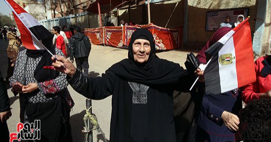 "تسلم الأيادى" تشعل احتفالات المواطنين بانتخابات الرئاسة فى إمبابة (صور)