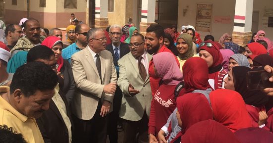 طلاب جامعة المنيا يدلون بأصواتهم فى مجمع مدارس السلام بحى شاهين (صور)