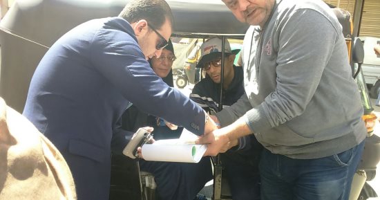 قاض يساعد سيدة مسنة على التصويت فى الانتخابات الرئاسية بالدقهلية