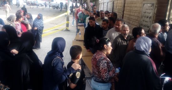 صور.. طوابير الرجال تتفوق على السيدات أمام لجنة انتخابية بالهرم 