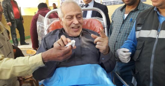 مسن يعانى من كسر بالساق يصر على التصويت بالانتخابات الرئاسية فى الشرقية 