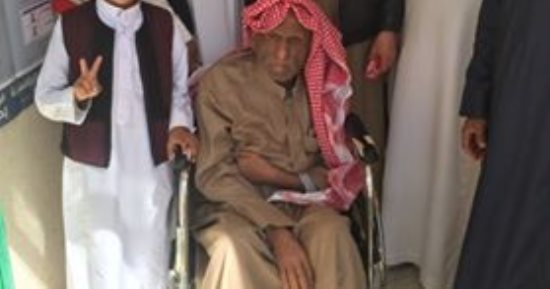 مواطن بمطروح يدلى بصوته فى الانتخابات الرئاسية رغم شدة مرضه