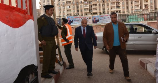 صور.. نائب رئيس جامعة أسيوط يدلى بصوته فى الانتخابات الرئاسية