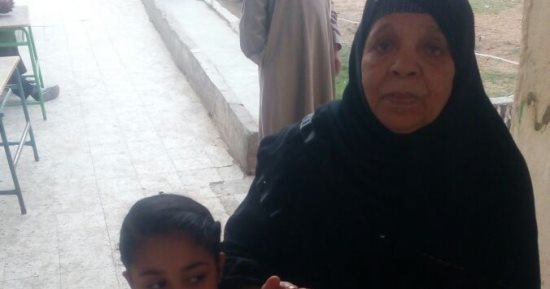 انتخابات الرئاسة 2018.. مسنة بعد الإدلاء بصوتها: انتخبت السيسي علشان كرامتنا