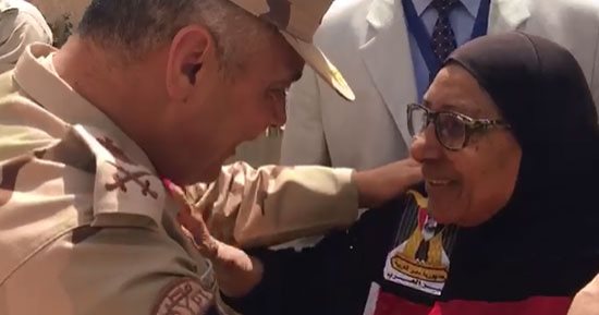 فيديو.. السيدات تهتف لقائد المنطقة الشمالية أثناء مروره على لجان الإسكندرية