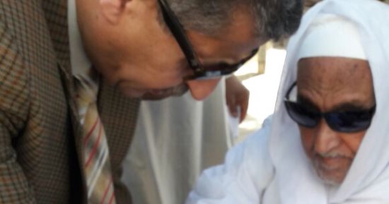 صور. رئيس لجنة بالشرقية يساعد مسنا للإدلاء بصوته فى الانتخابات