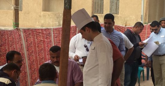 صور.. استمرار توافد العاملين فى فنادق طابا على اللجان للإدلاء بأصواتهم