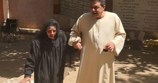 الحاجة سعدية 101 عام: "أنتخب السيسي علشان حمى مصر من الإرهابيين"