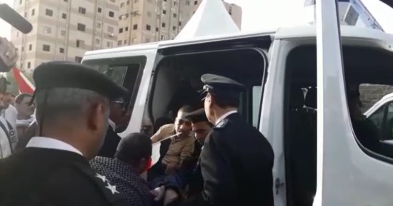فيديو.. الشرطة تساعد مواطنا من ذوى الاحتياجات لنقله إلى مقر لجنته بحلوان