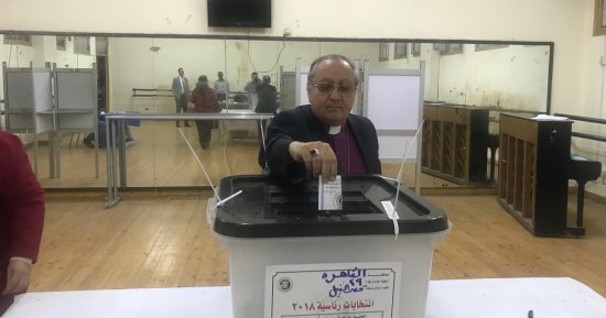 رئيس الكنيسة الأسقفية يدلى بصوته بالزمالك.. ويؤكد: المشاركة واجب وطنى