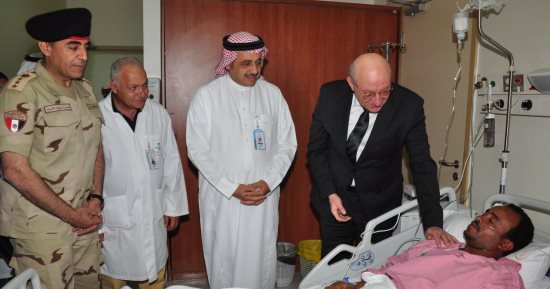 سفير مصر بالسعودية يزور المصابين الثلاثة فى الهجوم الصاروخى على الرياض