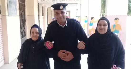 شاهد.. كيف يساعد أمناء الشرطة كبار السن فى الإدلاء بأصواتهم فى الانتخابات