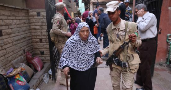 صور.. شرطى ينقل سيدة مسنة بكرسى متحرك لمساعدتها فى الإدلاء بصوتها بطنطا