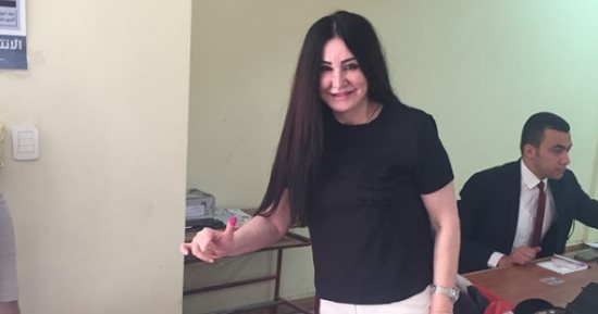 فيديو وصور.. الفنانة وفاء سالم تدلى بصوتها فى انتخابات الرئاسة بأكتوبر