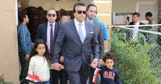 صور.. وزير التعليم العالى يصطحب أحفاده أثناء إدلائه بصوته فى انتخابات الرئاسة