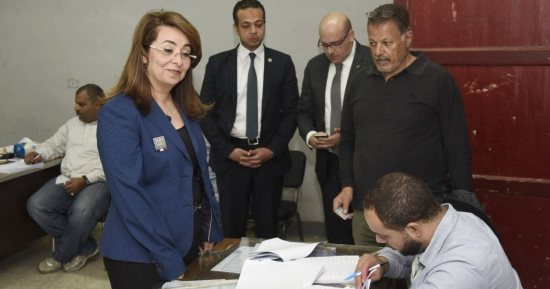 صور.. غادة والى تدلى بصوتها وتدعو الجميع بالمشاركة لاختيار رئيس مصر