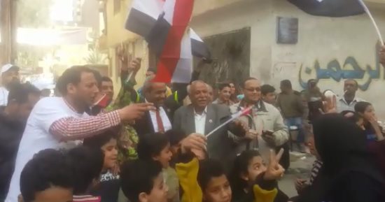 أهالى المطرية يحتفلون بالمشاركة فى الانتخابات على أنغام الأغانى الوطنية