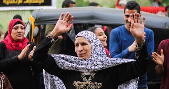 فيديو.. الحاجة "علية" وأهالى مصر القديمة يحتفلون أمام لجان الانتخابات (صور)