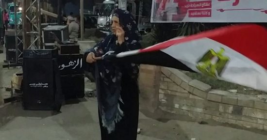 صور.. مسنة تحتفل أمام اللجان بزفتى وتؤكد: نؤيد السيسي لاستكمال مسيرة البناء
