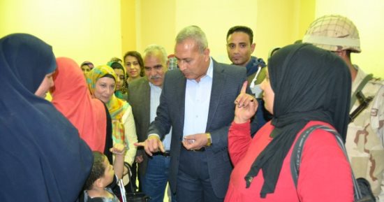 محافظ السويس يتفقد لجان الانتخابات بنطاق حى الأربعين