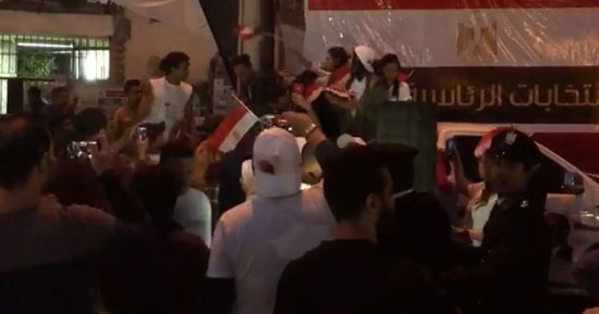 زغاريد على أنغام "تسلم الأيادى" أمام لجان مدرسة الحرية بالأزبكية