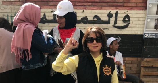 سوزى ناشد تدلى بصوتها فى انتخابات الرئاسة بإحدى لجان الإسكندرية