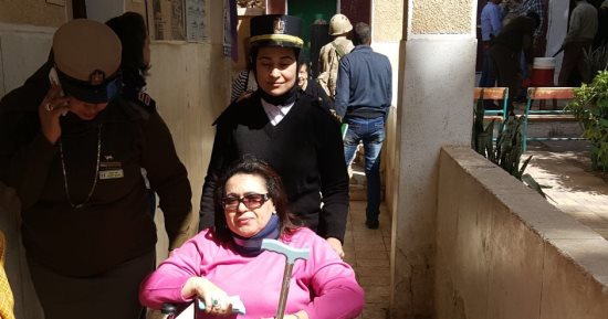 صور.. الشرطة النسائية تساعد كبار السن وذوى الاحتياجات للدخول للجان الاقتراع بأسيوط 