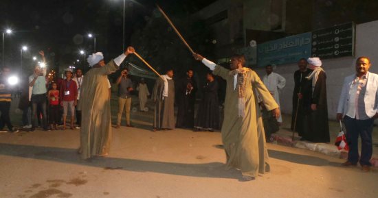 صور.. لعبة التحطيب تجذب الناخبين للجان أسوان